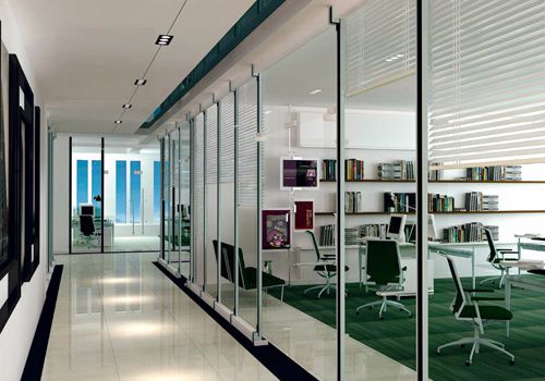 Maßangefertigte Raumteiler für Büroflächen/ Trennwandsysteme